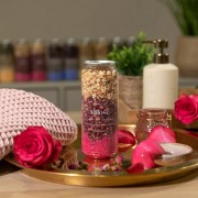 Miłość – zioła do kąpieli z płatkami róży i jaśminem w przezroczystej puszce Herbal SPA na złotej tacy