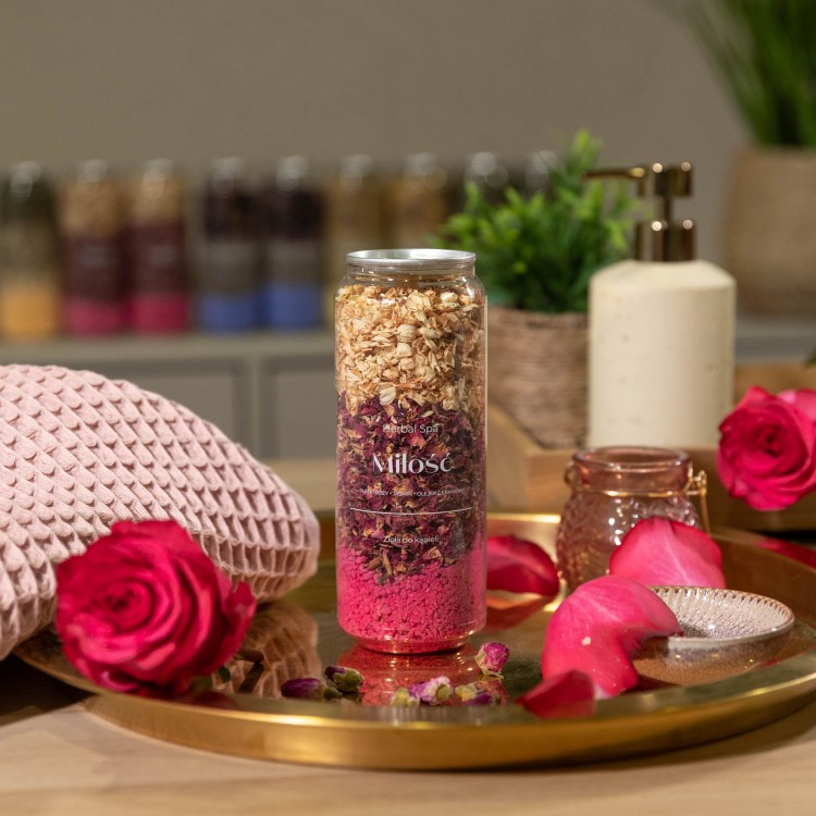Miłość – zioła do kąpieli z płatkami róży i jaśminem w przezroczystej puszce Herbal SPA na złotej tacy