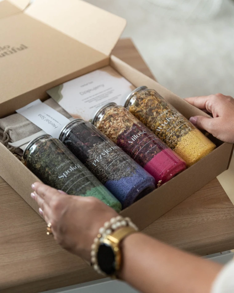 Zestaw pięciu puszek ziół do kąpieli Herbal SPA w kartonowym pudełku prezentowym