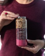Dłonie trzymające puszkę ziół do kąpieli Miłość z płatkami róży Herbal SPA