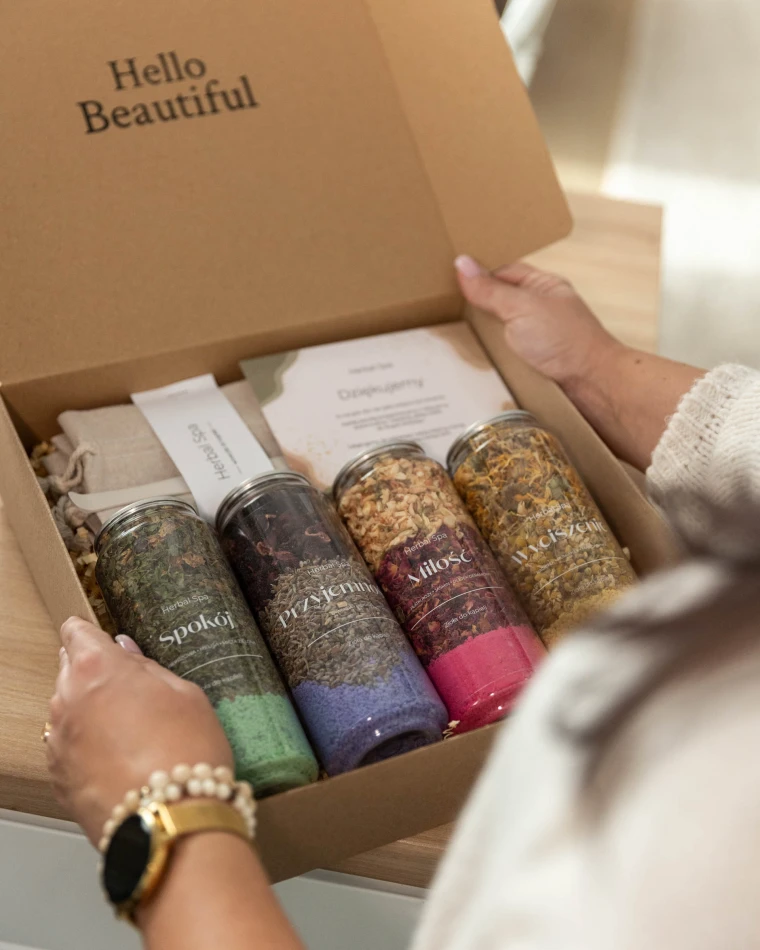Zestaw ziół do kąpieli Herbal SPA w kartonie prezentowym, na pierwszym planie puszka Spokój
