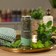 Spokój – zioła do kąpieli z miętą i melisą w przezroczystej puszce Herbal SPA na złotej tacy