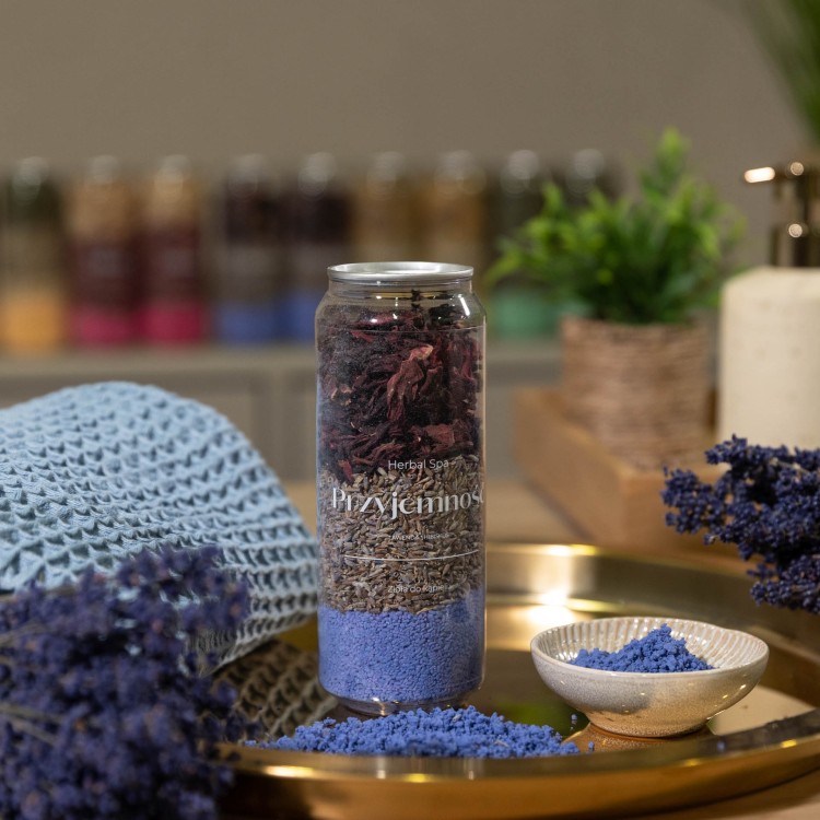 Przyjemność – zioła do kąpieli z lawendą i hibiskusem w puszce Herbal SPA na złotej tacy z lawendą