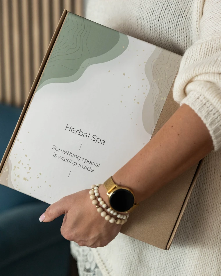 Pudełko prezentowe Herbal SPA trzymane w dłoniach