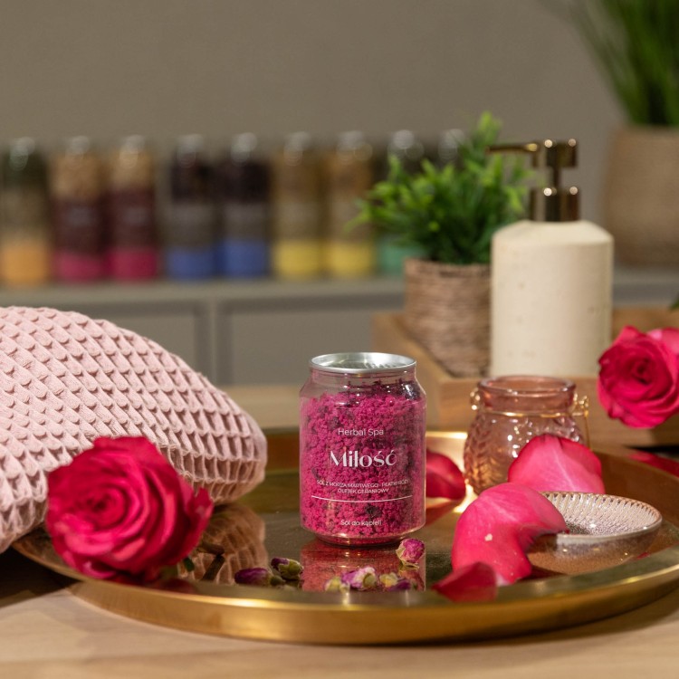 Puszka soli do kąpieli Miłość Herbal SPA na złotej tacy z różami