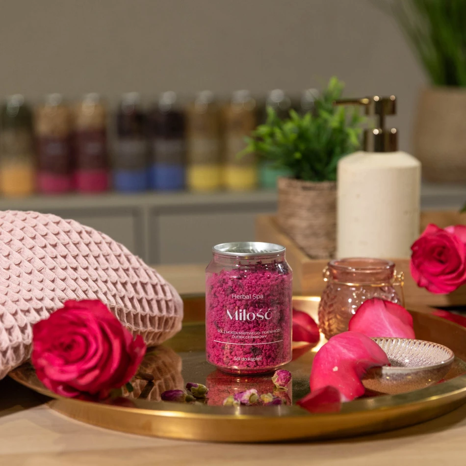 Puszka soli do kąpieli Miłość Herbal SPA na złotej tacy z różami