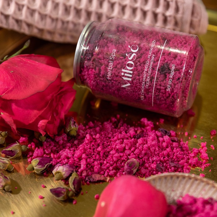 Miłość – sól do kąpieli z różą i geranium 250 g Herbal SPA wśród płatków róży