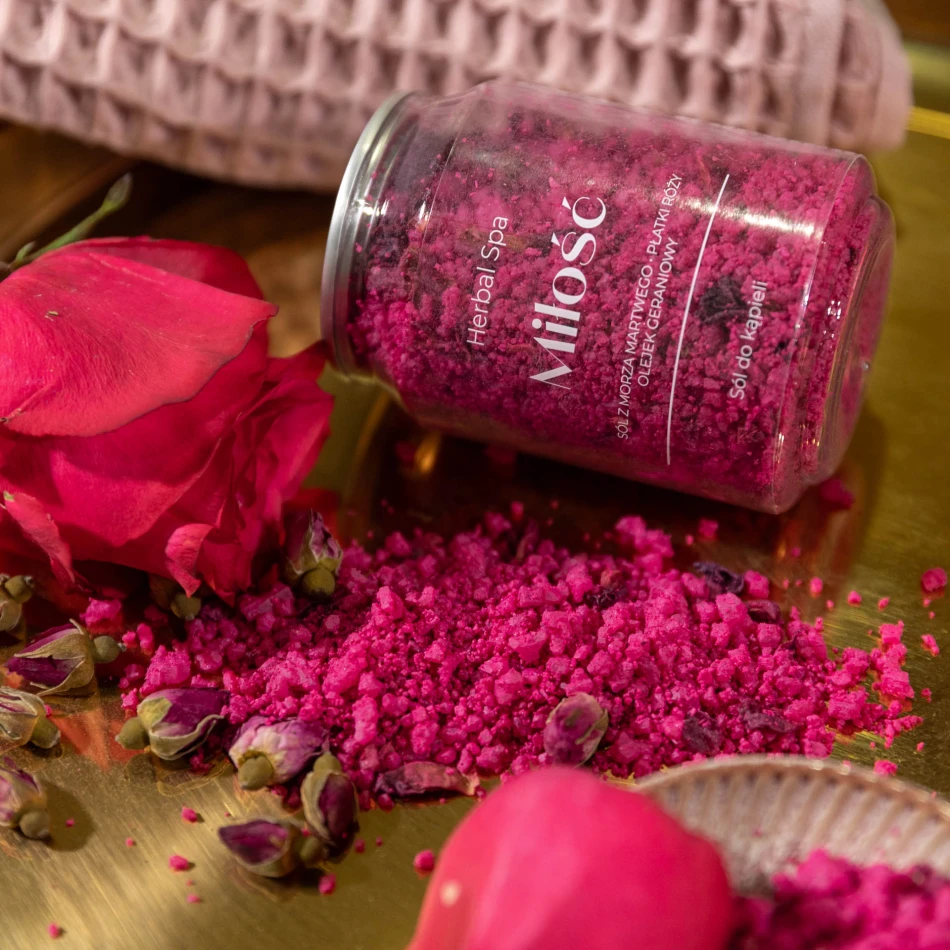Miłość – sól do kąpieli z różą i geranium 250 g Herbal SPA wśród płatków róży