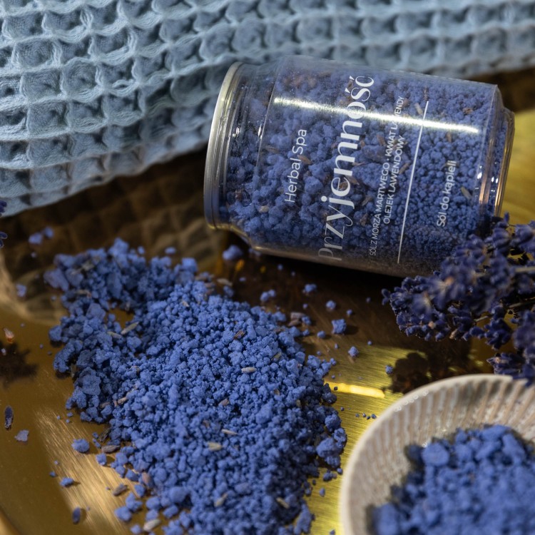 Przyjemność – sól do kąpieli z lawendą 250 g Herbal SPA wśród suszonej lawendy