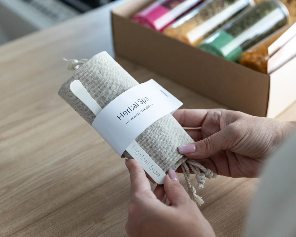 Lniany woreczek do kąpieli Herbal SPA z opaską z logo