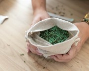 Zielone liście mięty i melisy w lnianym woreczku – zioła do kąpieli Spokój